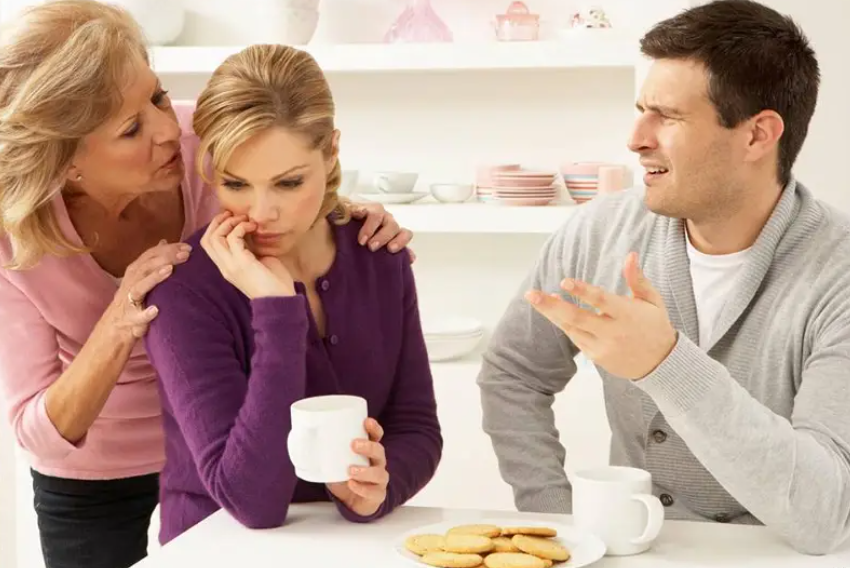 تعرفي على سمات الرجل المتعلق بأمه وكيفية حماية زواجك