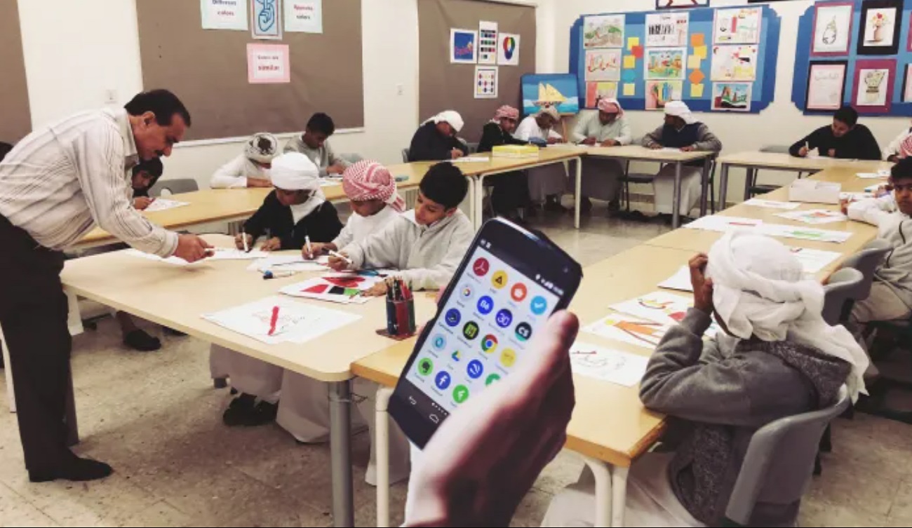 الامارات تمنع التلفونات في المدارس