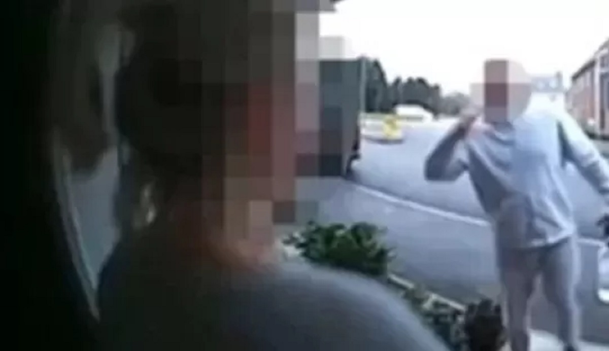 وضعت كاميرا مراقبة على الباب .. فكانت صدمة العمر عندما شاهدت زوجها يمارس هذا الفعل؟