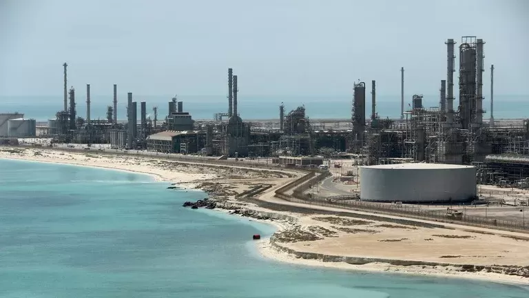 النفط السعودي في خطر  .. هذه الدولة ستصبح  قمة بالثراء بعد اكتشاف أكبر بئر نفطي فيها.!