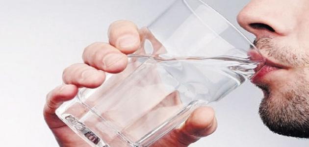 هل تناول الماء قبل النوم وعند الاستيقاظ يذيب الجلطات؟ دكتور سعودي يصدم الجميع بالإجابة 