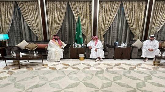 شاهد أول ظهور لنجل ولي العهد السعودي خلال تعزيته الأمير متعب