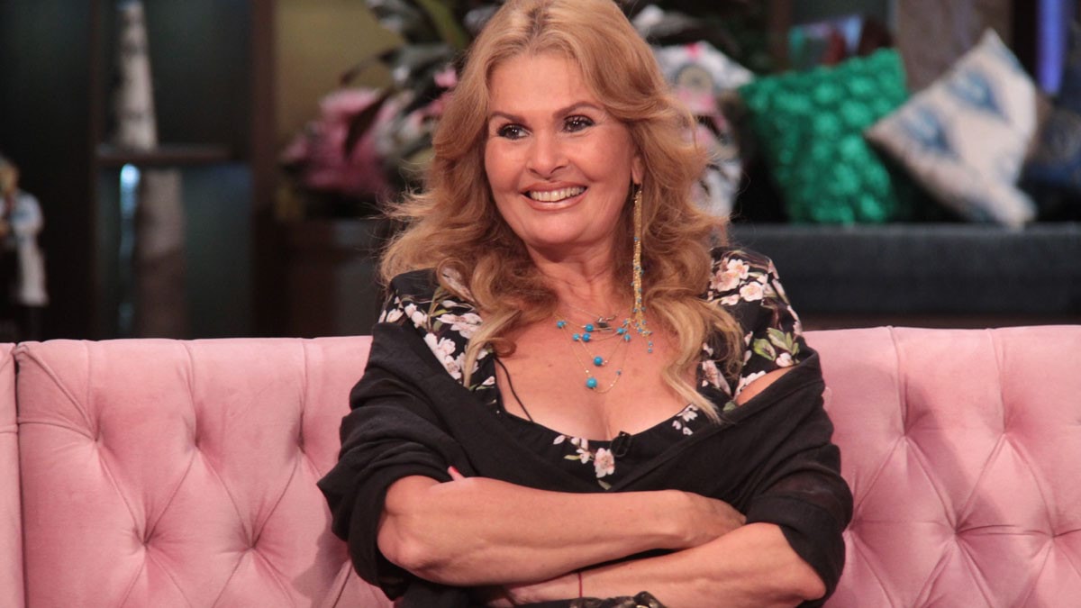 الفنانة يسرا