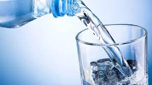 شرب الماء مع الطعام هل هو مفيد للصحة أم انه يضر بالجسم ؟..طبيب سعودي يكشف مفاجأة