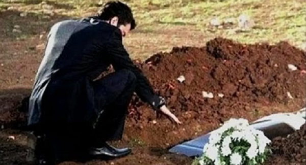 عريس ينبش قبر عروسته بعد وفاتها ويعيد جثتها إلى البيت ويعاشرها كل يوم .. وما حدث في الأخير لا يتوقعة عقل !