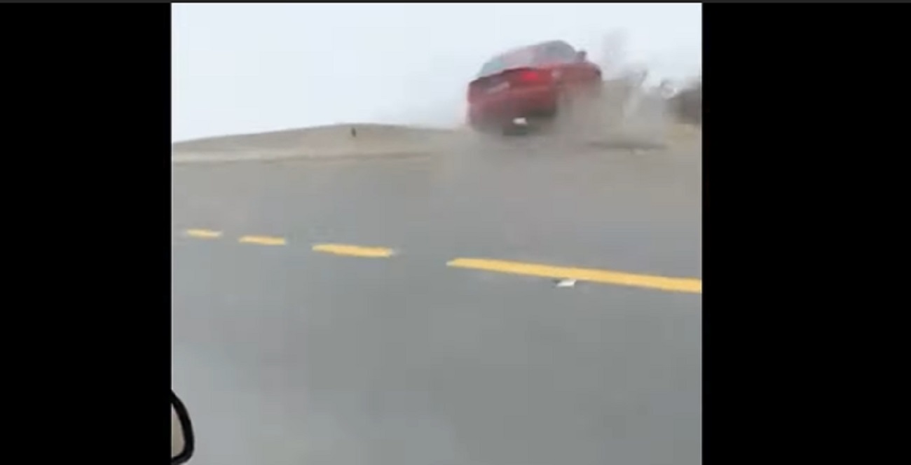 سقوط سيارة من على منحدر في السعودية