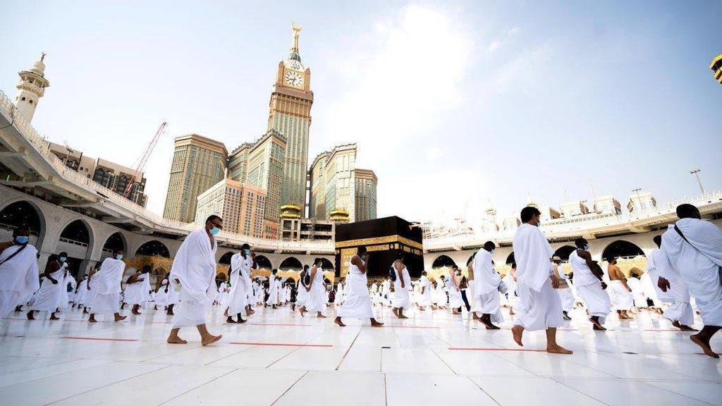 لن تصدق ماذا فعل ؟ .. مقيم يحمل الجنسية اليمنية يصعق المعتمرين بعمل صادم ومحرم شرعاً أمام الكعبة المشرفة .. ( صورة )