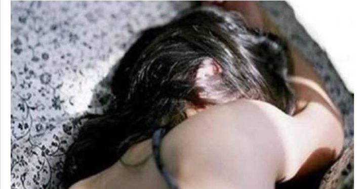 بعدما ضبطها بدون ملابس مع عشقيها على السرير..رجل ينتقم من زوجته بطريقة صادمة ومخيفه في بث مباشر وامام الجميع