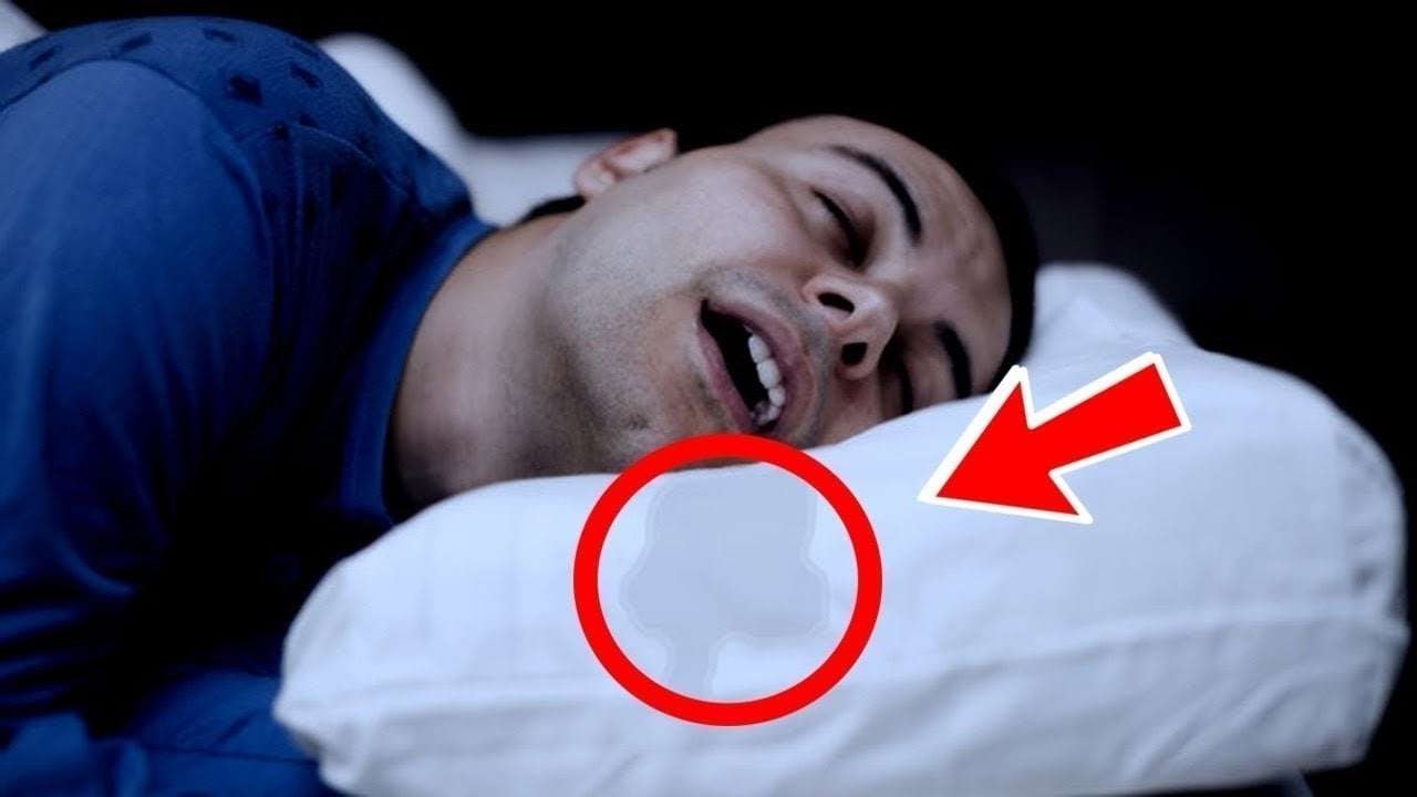 مشكلة صحية خطيرة عند وجود لعاب على وسادتك عند استيقاظك من النوم ؟.. السبب أخطر مما تتوقع لا تتجاهله !