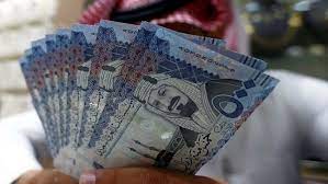 ثري سعودي يباغت مقيم يمني ويمنحه مبلغ مالي كبير والمفاجأة في السبب؟!