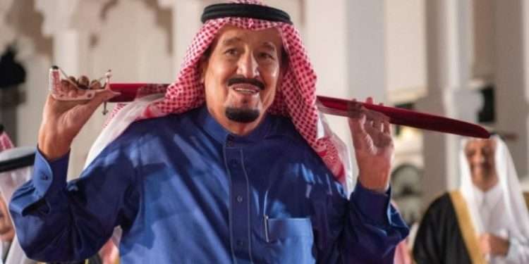 الملك سلمان يحمل السيف