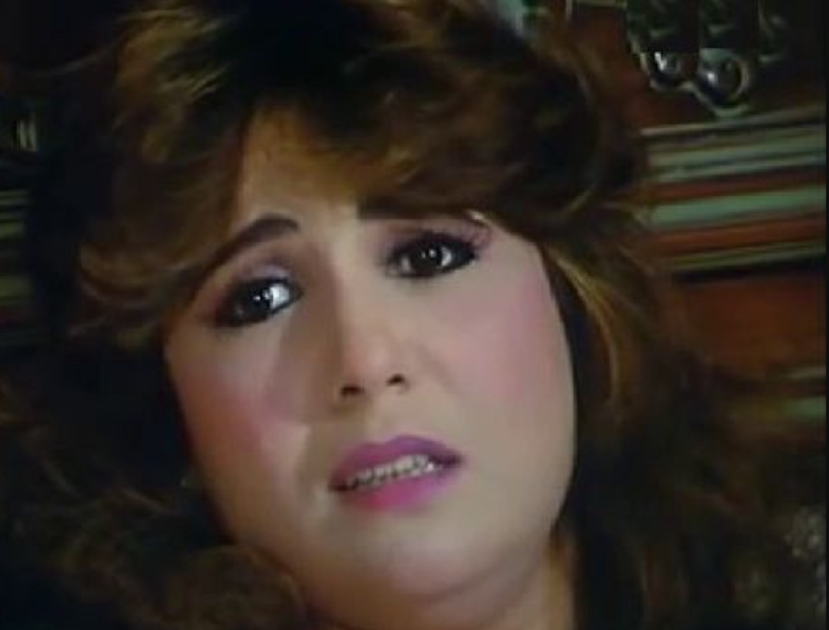 فنانة  شهيرة تروي مشهد معاشرتها الساخن اثناء التمثيل و هي تصيح بشدة على السرير والمخرج لم يهتم يواصل التصوير!