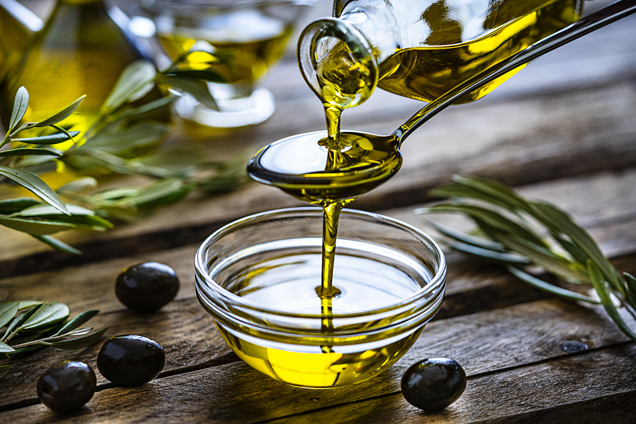 خاص للنساء .. ضعي 3 قطرات كل ليلة من زيت الزيتون على هذه المنطقة من جسمك و شاهدي المعجزة التي لن تتوقعيها ابدا !