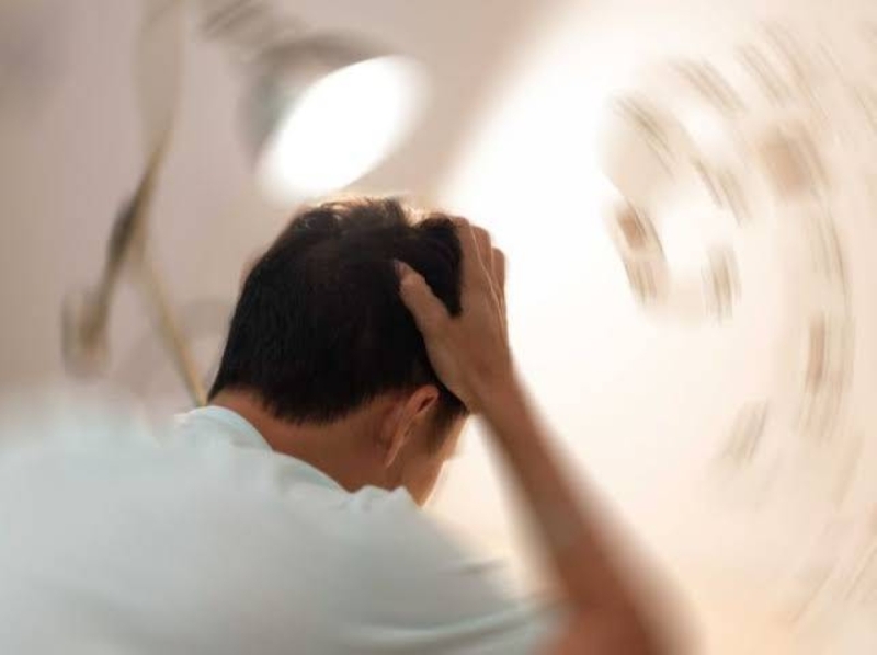 الكشف عن أسباب الدوخة المفاجئة عند النهوض من وضعية الجلوس.. وكيفية التخلص منها؟!