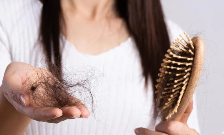 استشارية سعودية تكشف عن 7 أسباب لتساقط الشعر عند النساء والمفاجأة في الرقم (4) !