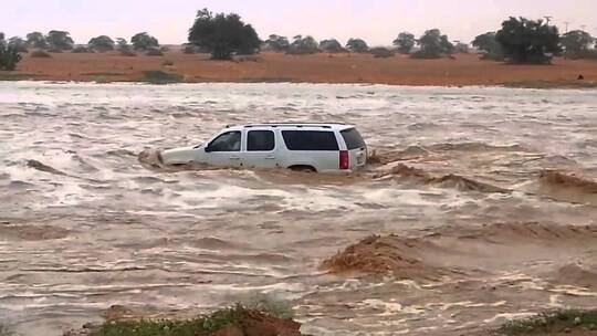 فيديو يوثق لحظات تحبس الأنفاس لجرف سيل لمركبة بمن فيها في السعودية 