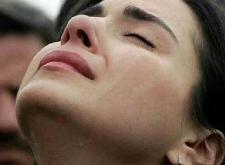 فتاة باكية - ارشيف