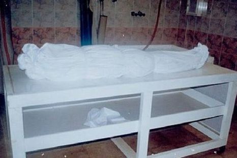 شاهد ميتة سعودية تبكي اثناء غسلها ومغسلة الموتى تروي تفاصيل قصة تقشعر لها الابدان