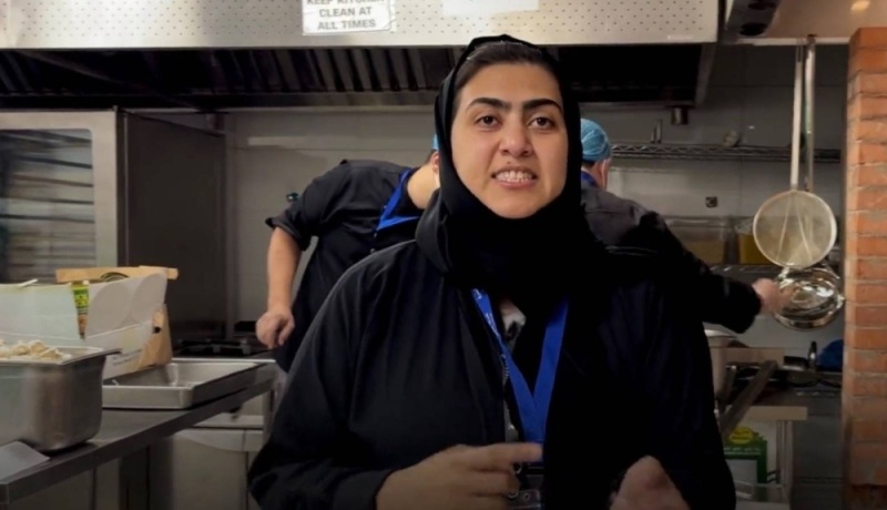 سيدة سعودية تروي تجربتها في الطهي للحجاج على مدار 14 عامًا..فجأة انفجرت في البكاء لسبب غير متوقع!