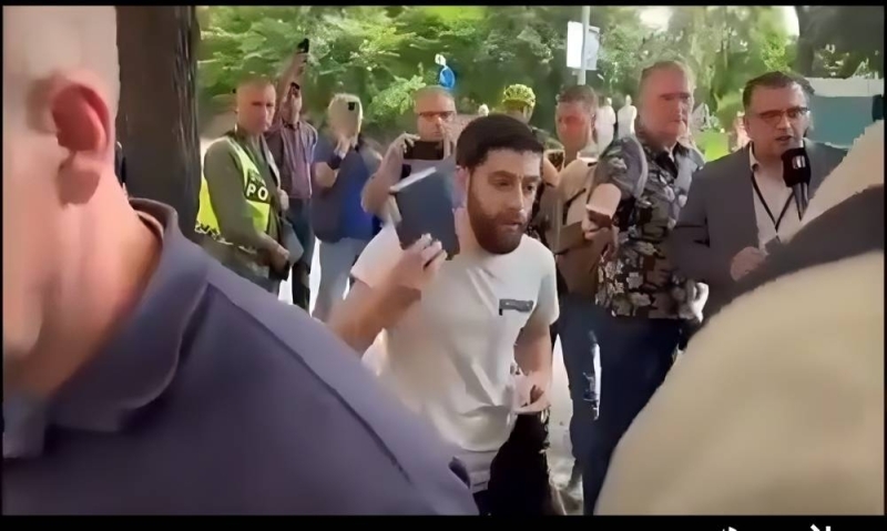 شاب مسلم يفاجى العالم بعد عزمه على إحراق التوارة والإنجيل امام السلطات السويدية (فيديو)