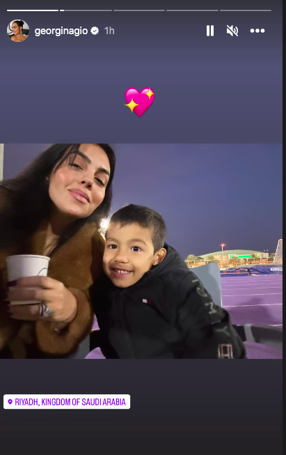 جورجينا و رونالدو واولادهم يظهرون بصور وهم يتجولون في هذه المدينة السعودية .. شاهد 