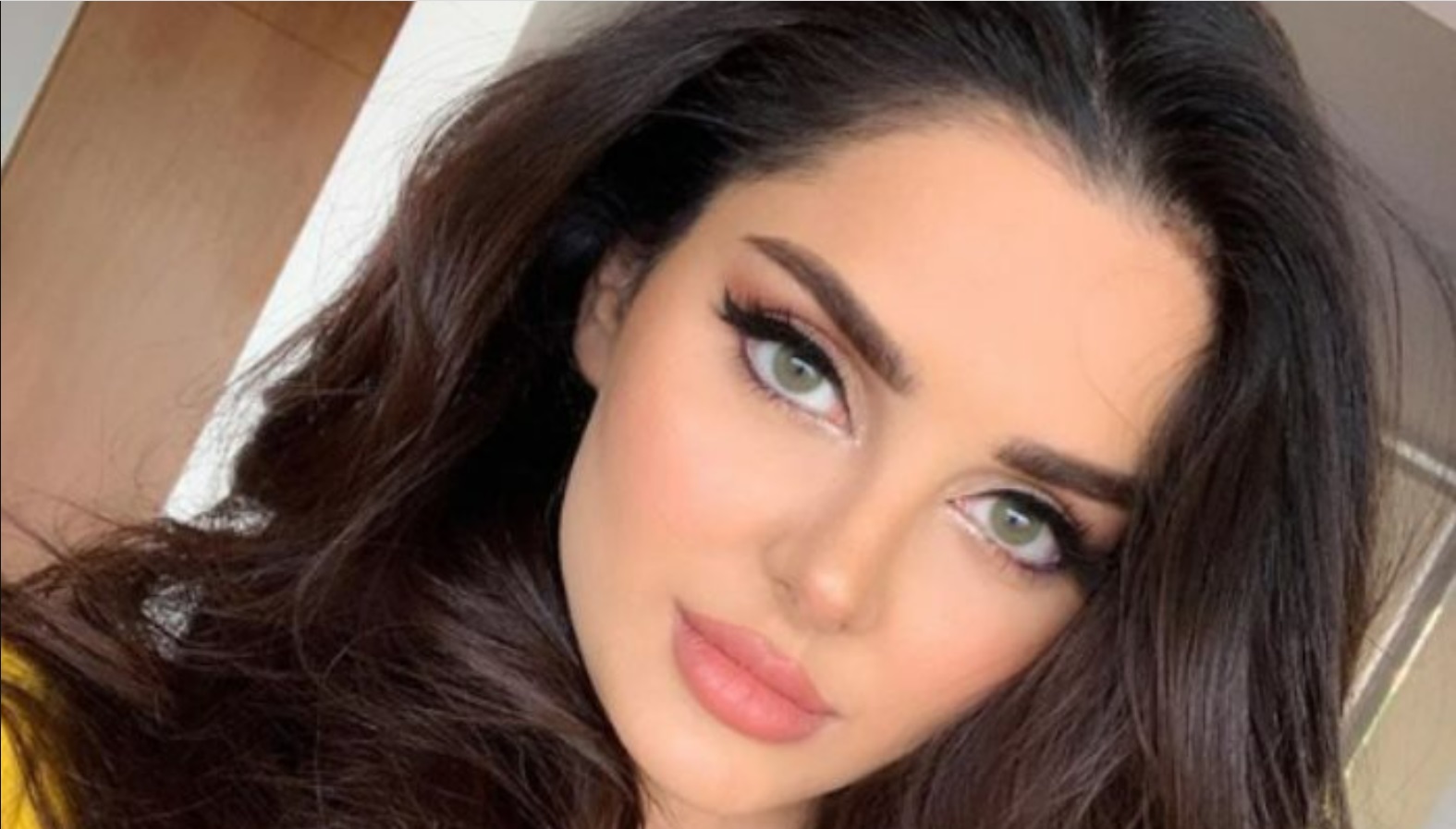 فضيحة كبيرة تفجر غضب واسع ..صاحبة لقب أجمل امرأة في العالم حسناء ايران تظهر «عارية تماماً» في جلسة تصوير ..والجمهور في صدمة