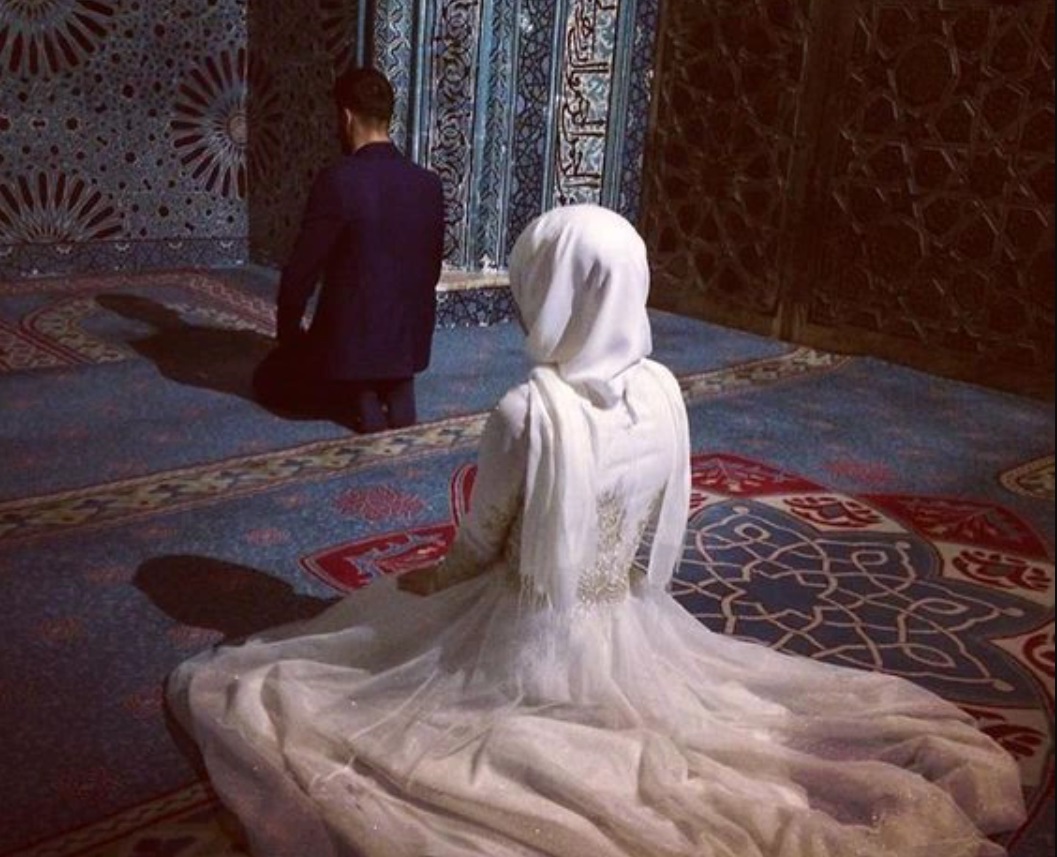 عروسين اثناء الصلاة