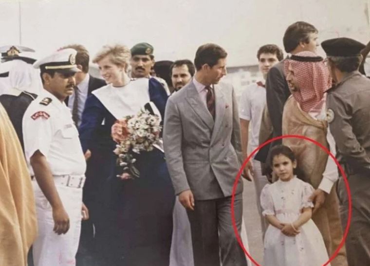 طفلة سعودية  ظهرت في صورة متداولة بجانب الأميرة ديانا.. الكشف عن المناسبة وموقع التقاطها !