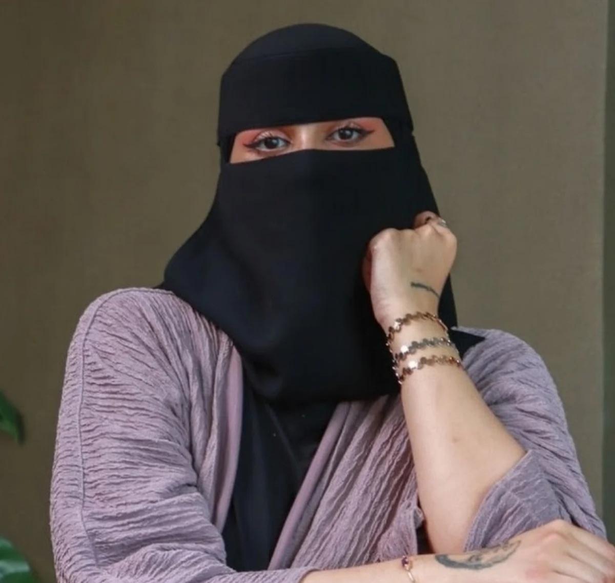 مقيمة