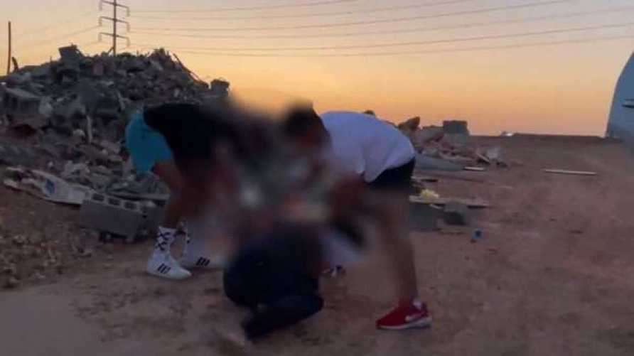 اشعال النار في رجل عنوة من قبل شباب في السعودية