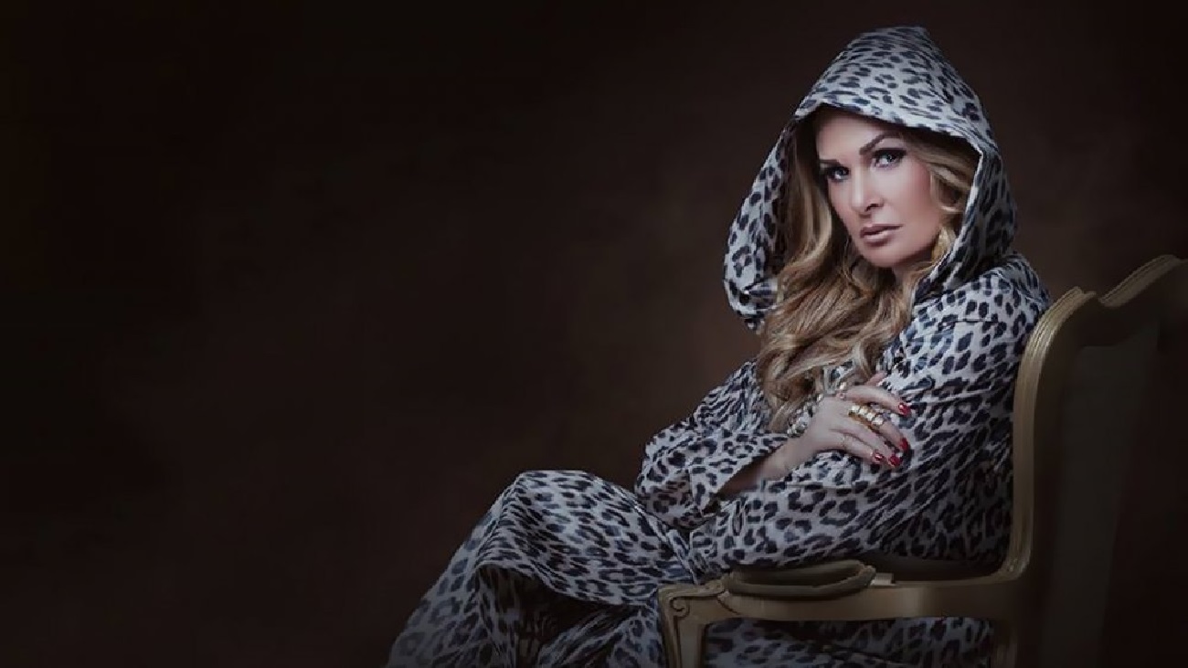 الفنانة يسرا