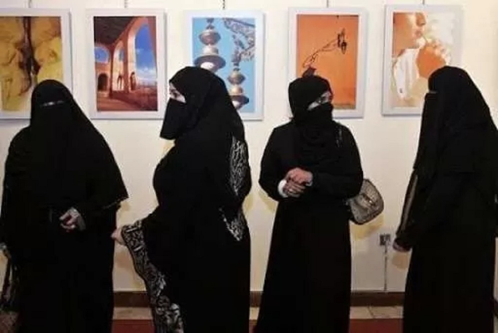 واقعة غريبة تهز المملكة ..أربع معلمات في السعودية يتناوبن على معاشرة السائق الخاص والمفاجأة في ردة فعله المفاجئة.. لن تتوقع كيف حدث ذلك؟