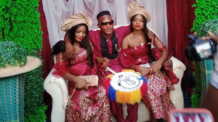 نيجيري يتزوج شقيقتين
