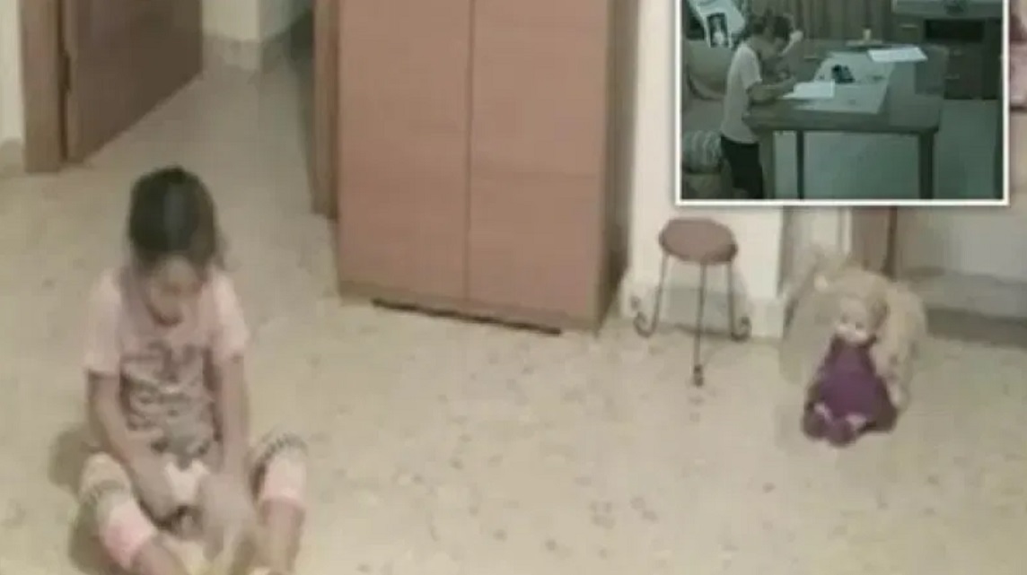 كاميرا ترصد طفلة