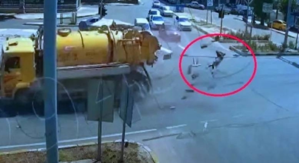 مشهد مرعب لسائق سيارة فان يطير في الهواء نتيجة لاصطدامه بصهريج تفريغ