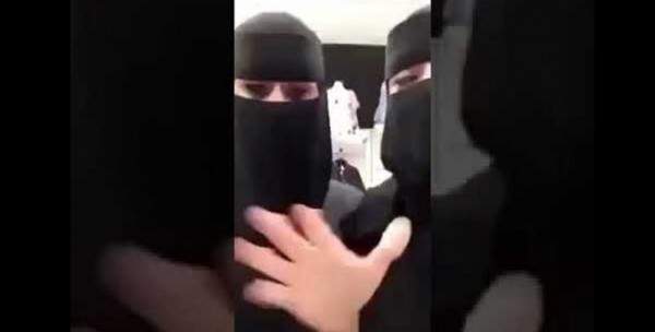 شابة سعودية مشهورة في الجمال تنزع ملابسها امام الكاميرا وتستعرض جمالها والفيديو اثار ضجة .. لن تصدق من تكون؟