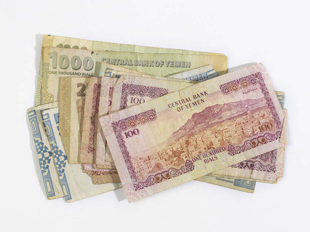 تراجع مخيف لسعر الريال اليمني امام العملات الاجنبية في صنعاء وعدن ..السعر الآن 