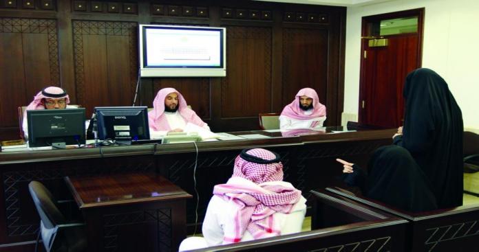 امرأة سعودية هددت زوجها بالخروج من المنزل عارية إذا لم يطلقها  .. محامي سعودي يكشف حكم القضاء فيها