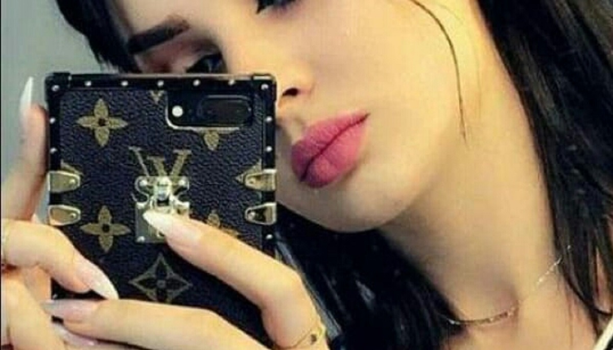 فتاة من الارشيف