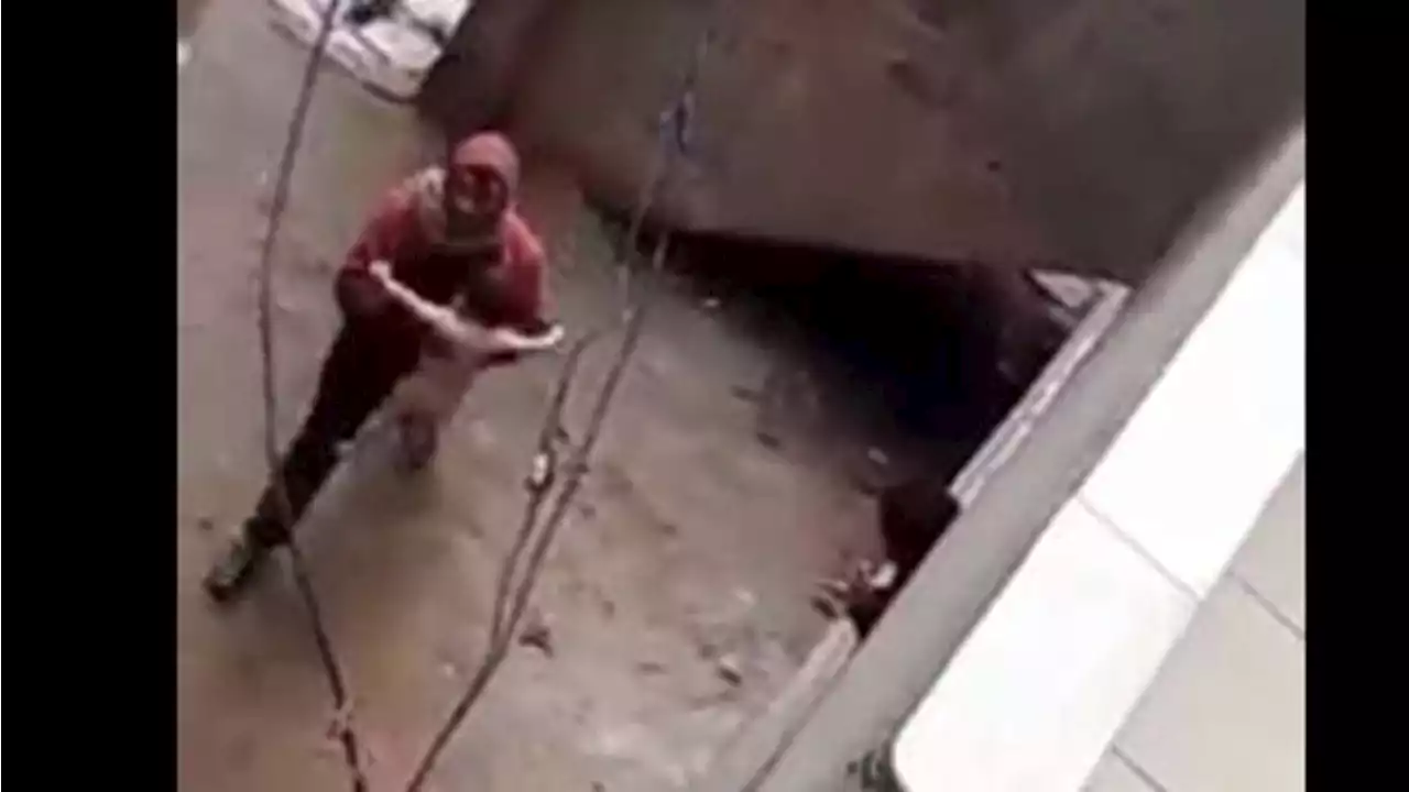 صورة للاب وقد جرد طفلته من ملابسها
