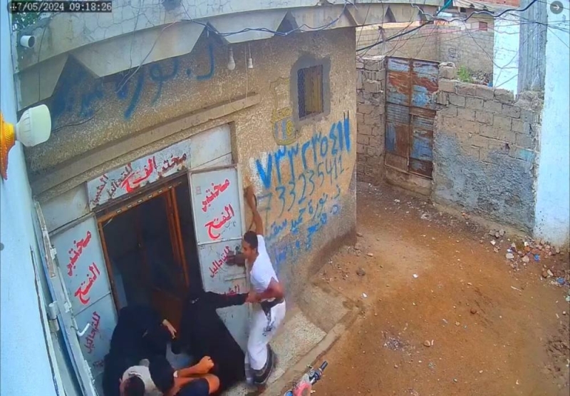 اليمن : فيديو صادم لعملية اعتداء عنيفة على امرأة يمنية داخل مختبر طبي تفجر ضجة كبيرة..شاهد 