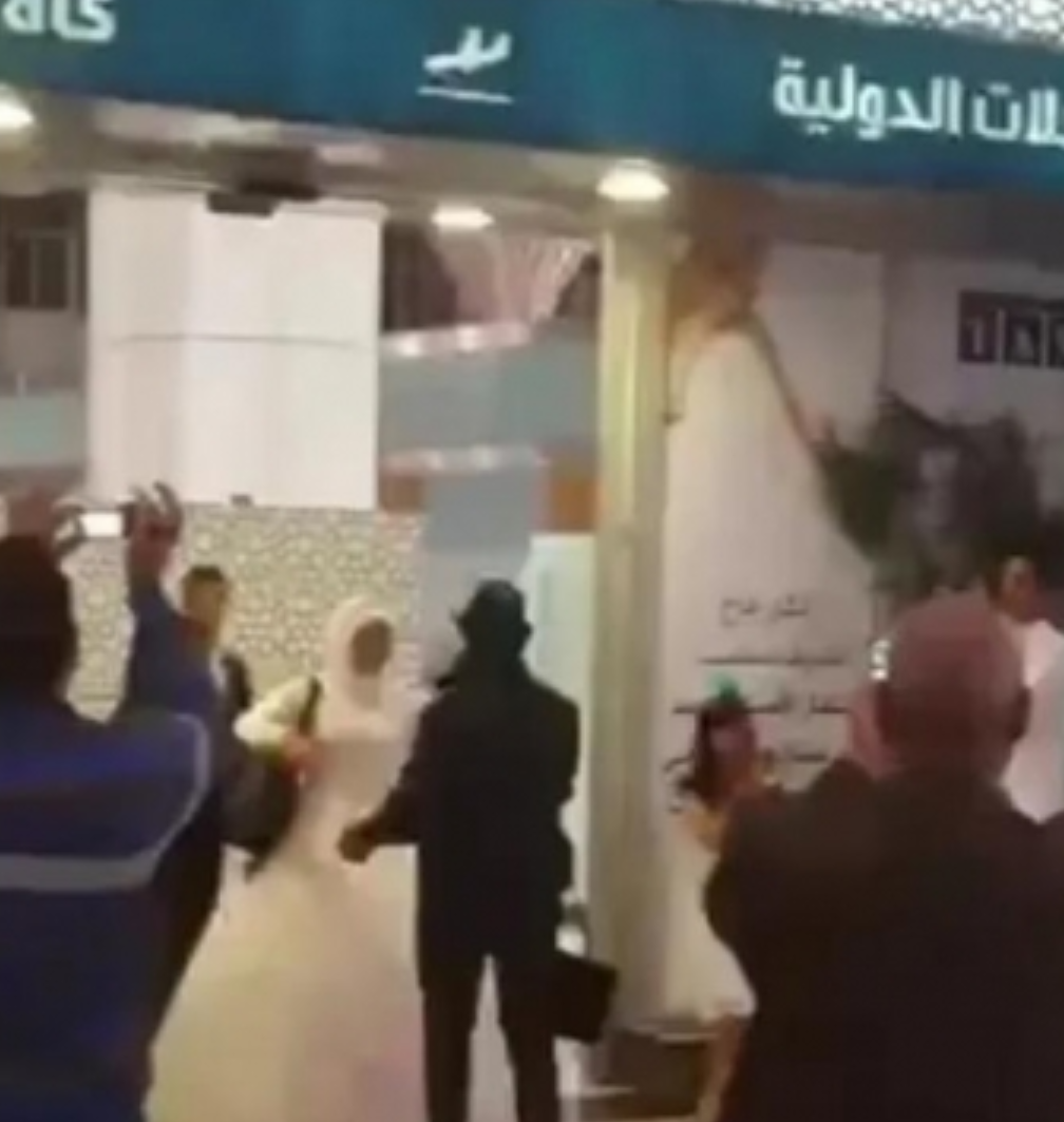 عريس يهرب من عروسته في صالة المطار ولن تصدق ماهو السبب الذي دفعه للهرب منها