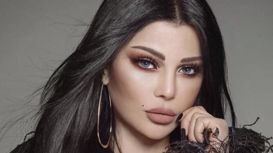شاهد هيفاء وهبي بأوقح إطلالة بدون خجل .. فتحت ساقيها ووضعت يدها في المنتصف وهي شبه عارية في السيارة  .. (صور) 