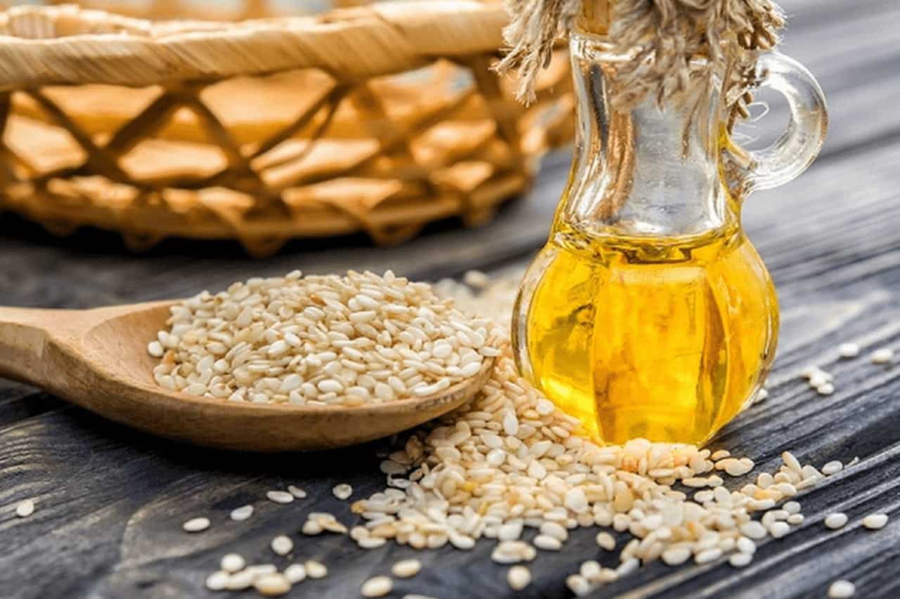 مفعولة يفوق المنشطات .. ضع زيت السمسم قبل المعاشرة بوقت قصير بهذه الطريقة وشاهد كيف ستتغير حياتك للأبد!