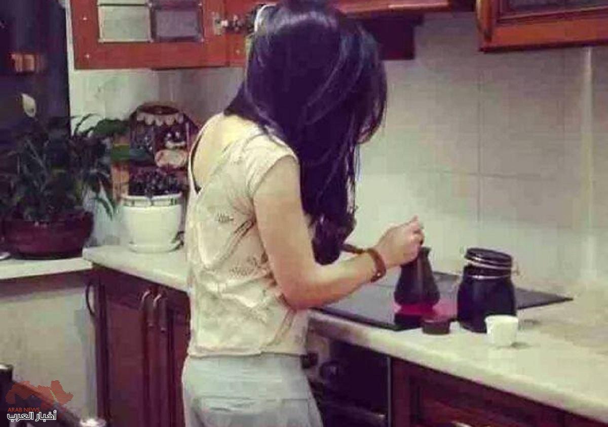 فتاة في المطبخ