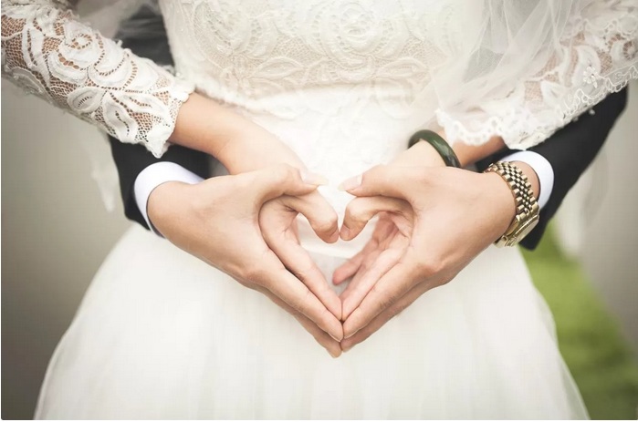 حيوان مفترس يخطف عروس من يد عريسها بسرعة البرق.. وحينما خذلها الزوج وتركها فريسة للأسد يمزق جسدها انقلبت الأمور رأسًا على عقب !!لن تصدق ماحدث! 
