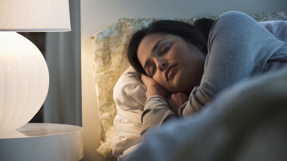 خبيرة عالمية تحذر من وضع زجاجة مياه بجوار سريرك أثناء نومك .. السبب سيصدمك