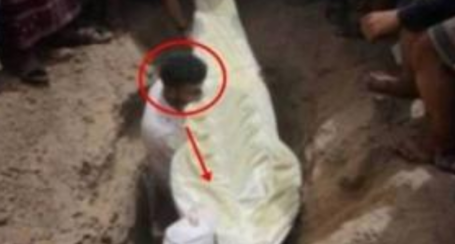 شاهد الفيديو : بعد صراخ واستغاثة .. شاب يطرق قبر أبيه المتوفى بعد 12 يومًا على دفنه وهذا ما حدث ؟