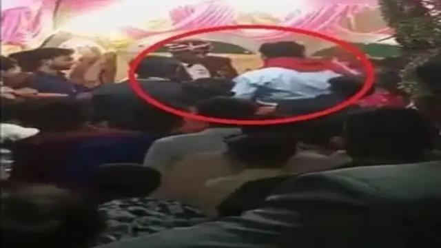 بعد أنفعالها ..عروس تصفع زوجها مرتين في حفل زفافهما لهذا السبب الذي لا يخطر على البال !! 