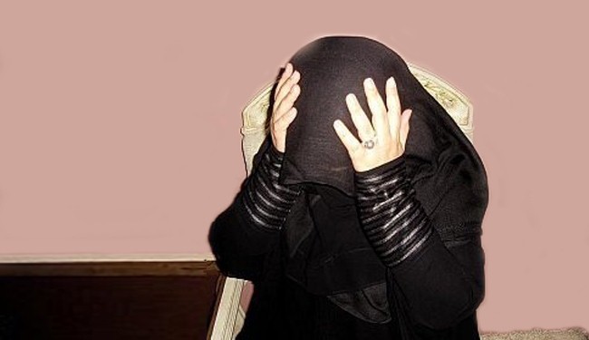 شاب عربي يضبط أمه تضاجع عشيقها على السرير بعد مغادرة والده للعمل .. لن تصدق كيف كانت ردة فعله بعد الصدمة الصاعقة